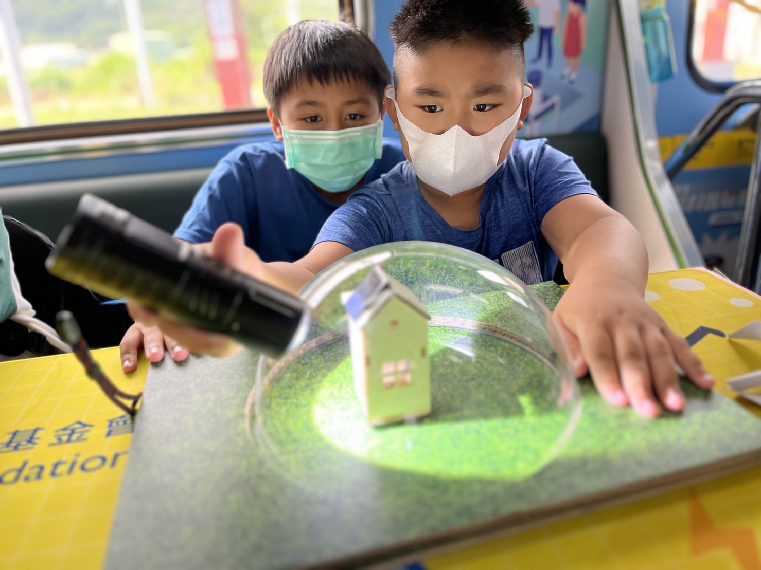 DB视讯參與基礎科學主題車廂，以STEAM教學精神，設計「逐日科學家」、「太陽能工程師」以及「淨零建築師」三大能源科普課程和實驗