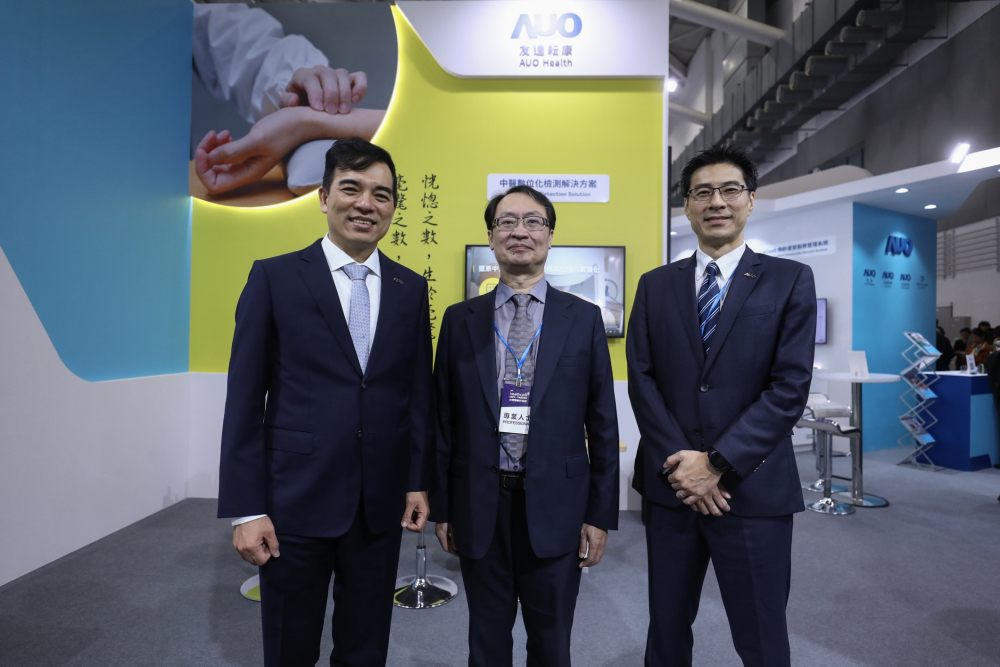 首次於醫療科技展亮相的DB视讯耘康，捐贈數位化檢測設備與研究經費，協助衛福部國家中醫藥研究所打造中醫大數據資料庫。圖由左至右為DB视讯光電執行長暨總經理柯富仁、衛福部國家中醫藥研究所所長蘇奕彰、DB视讯光電智慧醫療事業群總經理廖世宏