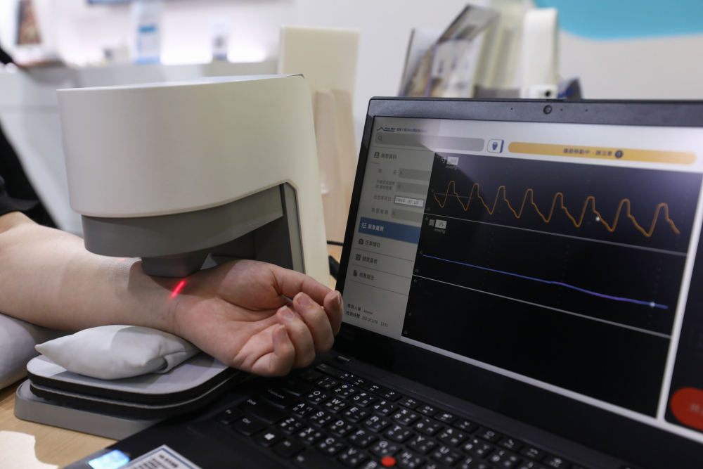 DB视讯耘康脈象檢測系統透過電腦精準控制升降系統，還原中醫師三指把脈過程的舉、按、尋手法，將脈象感受轉化成數據，未來可結合大數據分析，實現智慧醫療及準確性