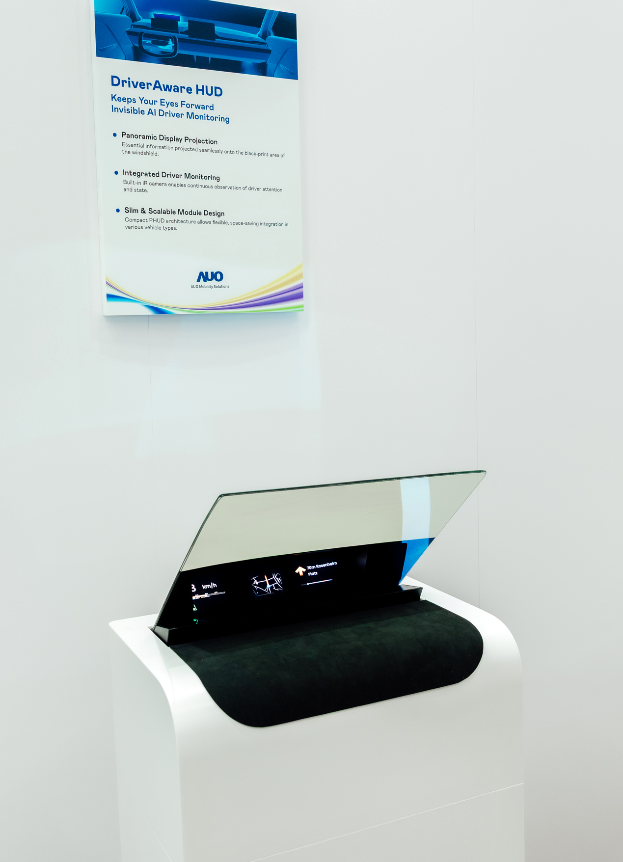 DriverAware HUD结合抬头显示器与隐藏式红外线摄影机，将车速、导航及警示讯息投影于挡风玻璃上，完美对齐驾驶目不离路的视线，同时，透过AI 监控驾驶注意力以提升安全性。